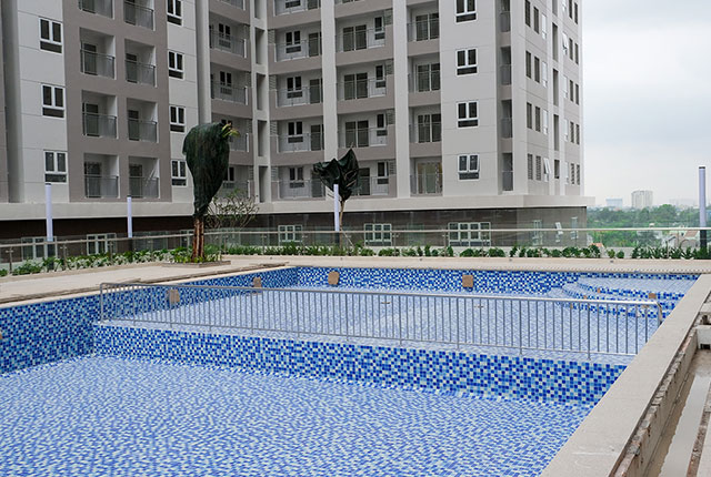 Tiếp tục thi công hoàn thiện hồ bơi