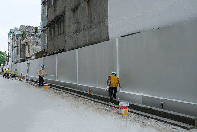 Tiếp tục thi công tường rào bao quanh dự án