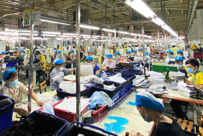 Công nhân Công ty giày Kim Xương, tại Bình Dương trong giờ sản xuất