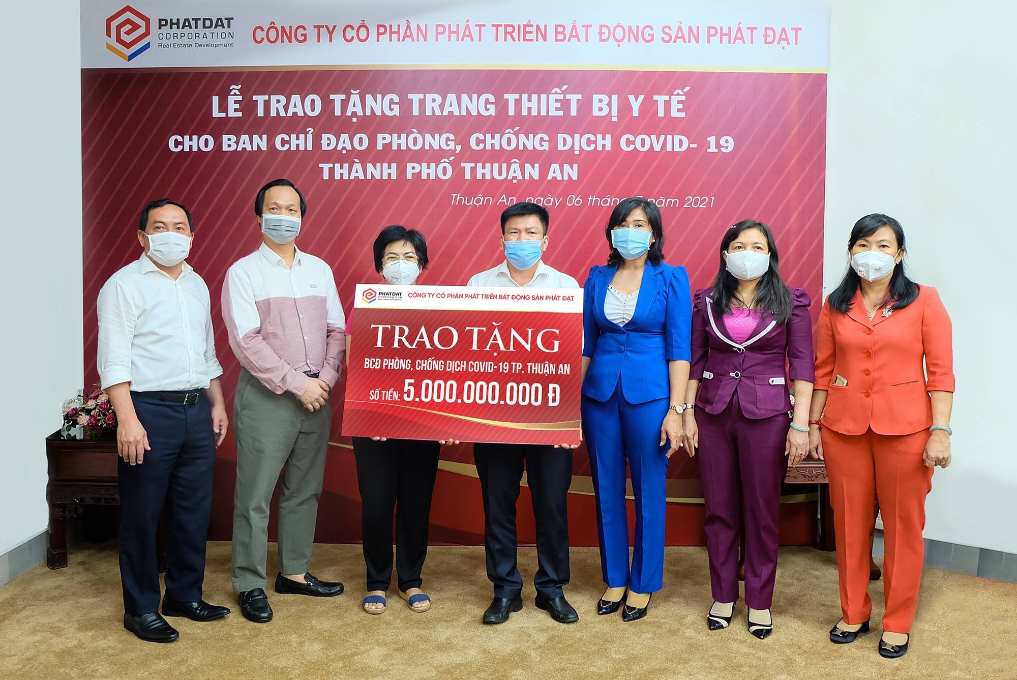 Tổng Giám đốc PDR, trao gói tài trợ với tổng giá trị 5 tỷ đồng cho Ban chỉ đạo Phòng chống dịch Covid-19 TP.Thuận An