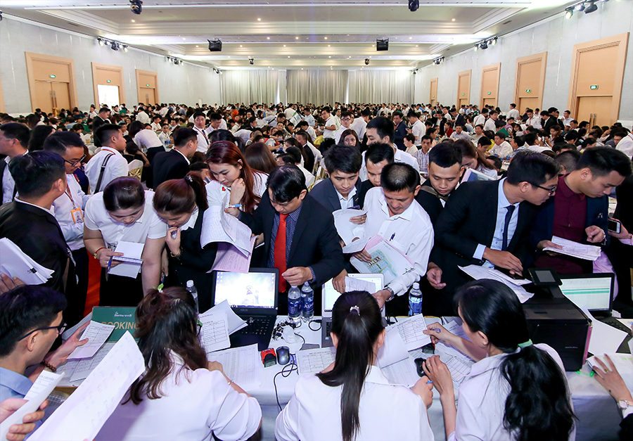 Không khí nhộn nhịp tại khu vực booking với những giao dịch thành công Biên Hòa New City Năm 2018
