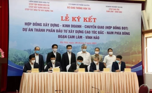 Lãnh đạo Bộ GTVT và đại diện liên danh nhà đầu tư ký kết hợp đồng BOT dự án cao tốc Cam Lâm-Vĩnh Hảo.