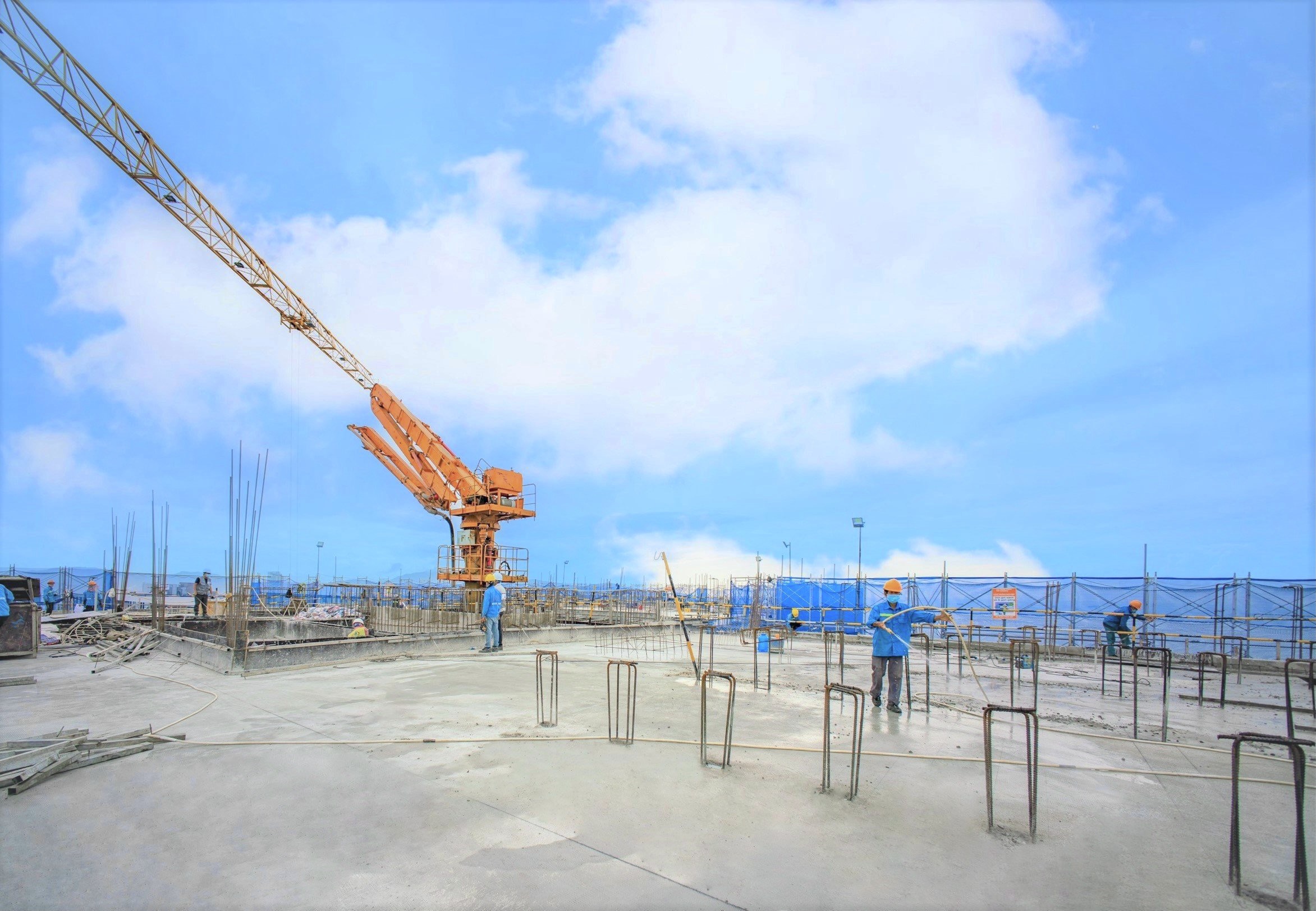 Tập Đoàn Hưng Thịnh tổ chức lễ cất nóc dự án Quy Nhơn Melody - tầng 35 block Tropical .