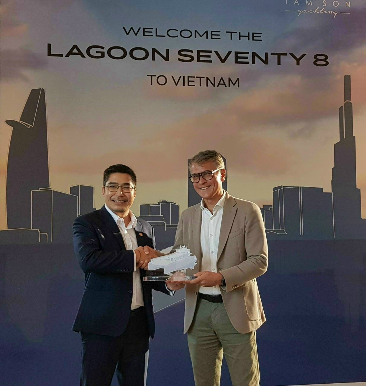 Merryland Quy Nhơn vừa nhận bàn giao siêu du thuyền hai thân lớn nhất Đông Nam Á.