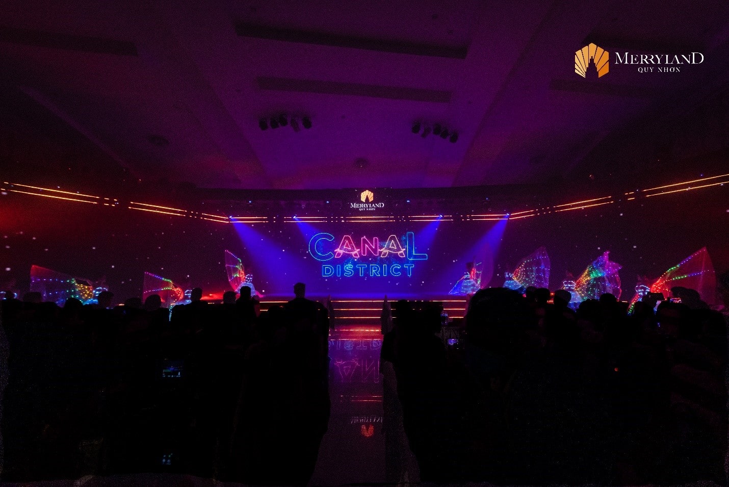 Tiết mục mở màn “Kiêu hãnh kỳ quan ánh sáng” đầy màu sắc tái hiện hoàn hảo Bizhouse Canal District đa trải nghiệm