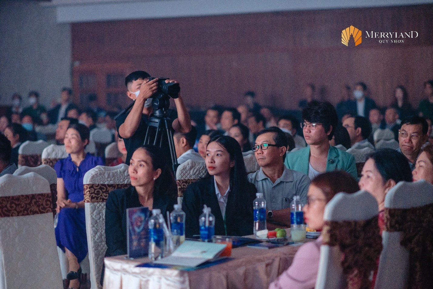 Khách hàng hào hứng theo dõi những thông tin hấp dẫn về MerryLand Quy Nhơn