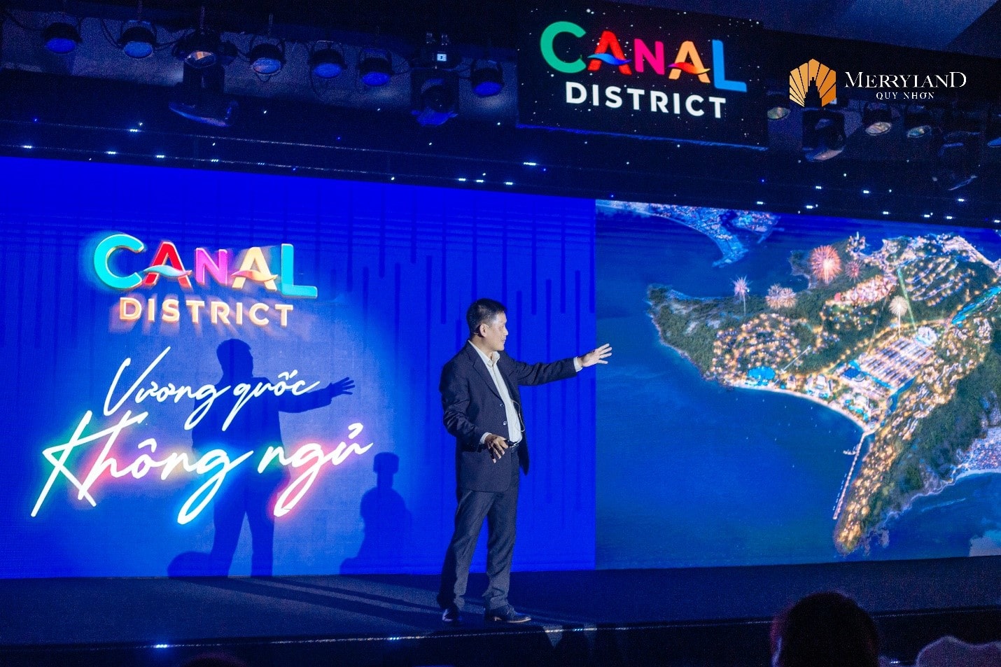 Ông Trương Anh Tú – Tổng Giám đốc PropertyX thông tin đến khách hàng những ưu điểm của Bizhouse Canal District tại sự kiện